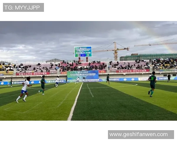 足球明星与粉丝互动瞬间展现亲和力与热情的精彩时刻