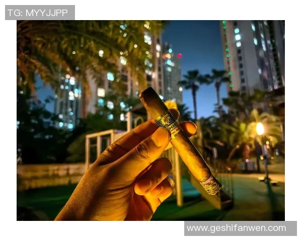 足球明星享受生活瞬间抽雪茄照片真实展现其魅力与风采