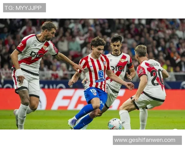 足球明星女友称赞其帽子戏法表现出色引发媒体热议